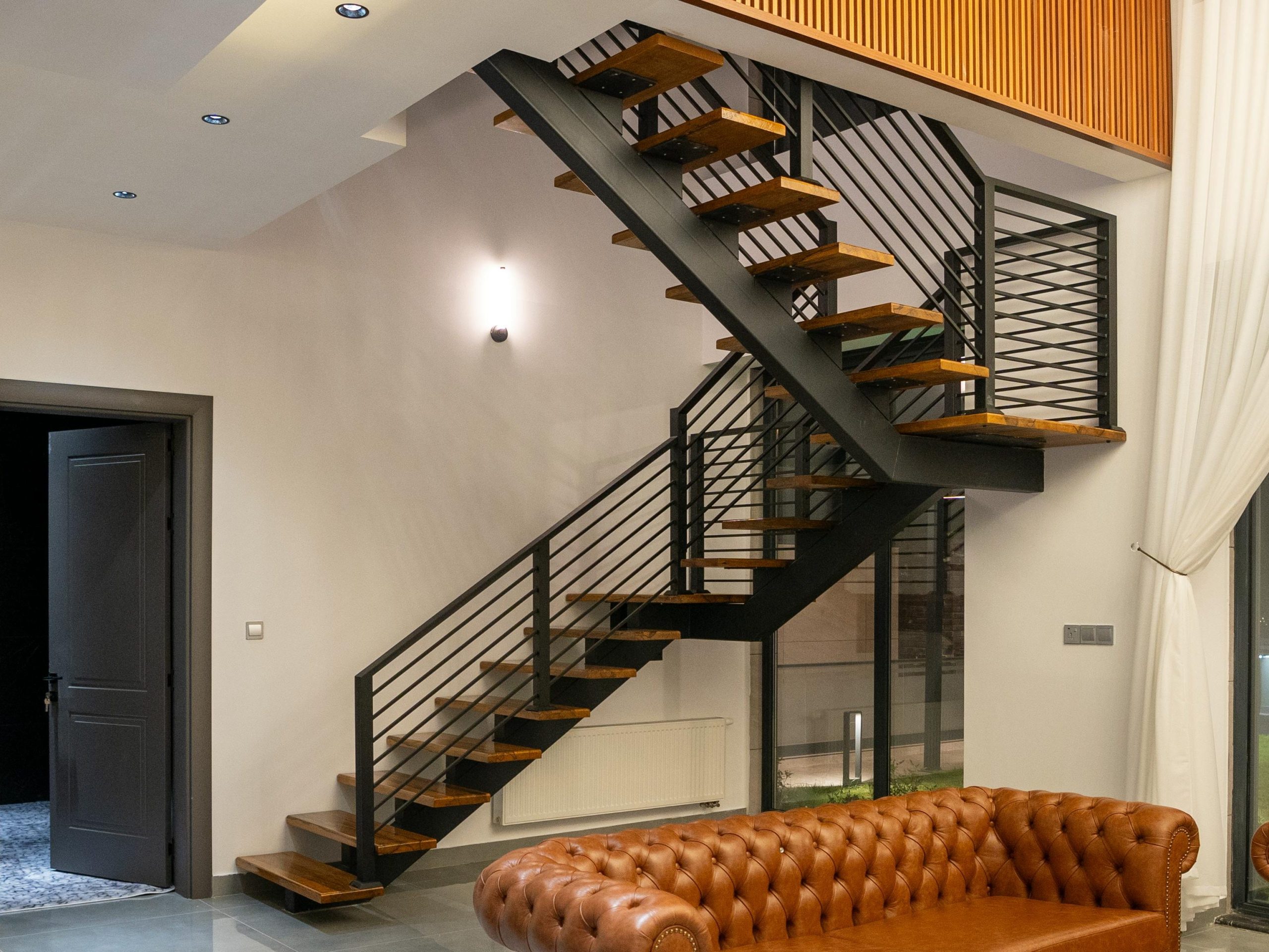 Balustrady schodowe ze stali nierdzewnej. Wybór do domu i budynku wielorodzinnego